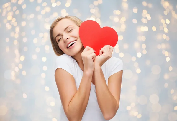 Gelukkige vrouw of tiener meisje met rood hart vorm — Stockfoto