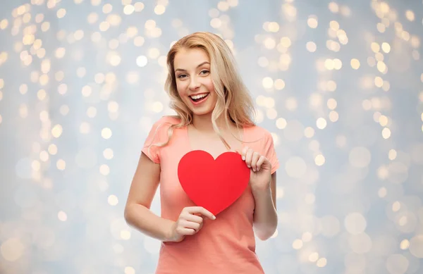 Mutlu kadın veya genç kız kırmızı kalp şeklinde — Stok fotoğraf