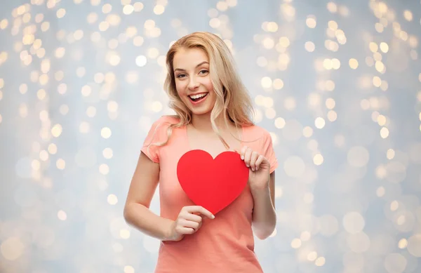 Gelukkige vrouw of tiener meisje met rood hart vorm — Stockfoto