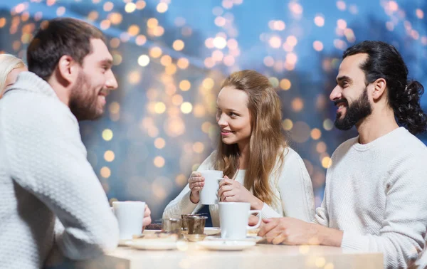 Glückliche Freunde beim Teetrinken im Café — Stockfoto