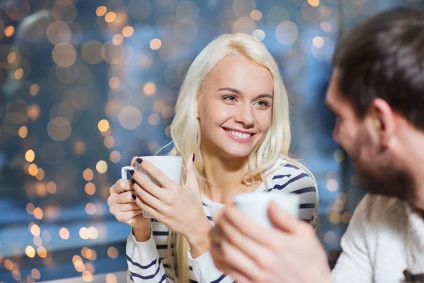 Reunião casal feliz e beber chá ou café — Fotografia de Stock