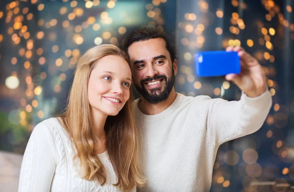 Happy couple with smartphone taking selfie — Stock Photo, Image