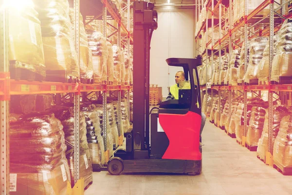 Kargo ambarında yükleme forklift adam — Stok fotoğraf