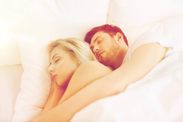 Szczęśliwa para śpiąca w łóżku w domu — Zdjęcie stockowe