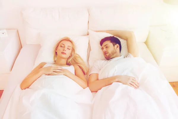 Casal feliz dormindo na cama em casa — Fotografia de Stock