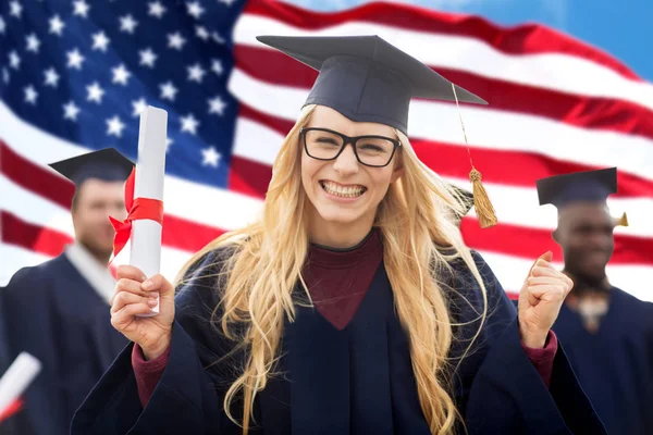 Estudante feliz com diploma celebrando a formatura — Fotografia de Stock