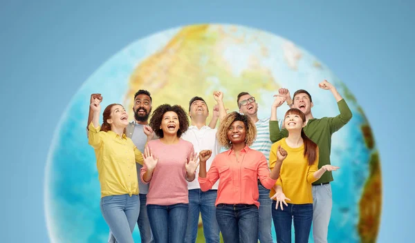 Grupo internacional de personas sonrientes felices — Foto de Stock