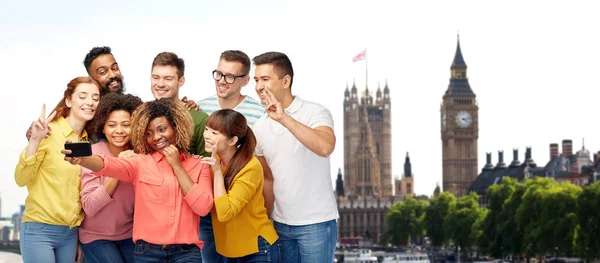 Personer som tar selfie av smartphone i london — Stockfoto