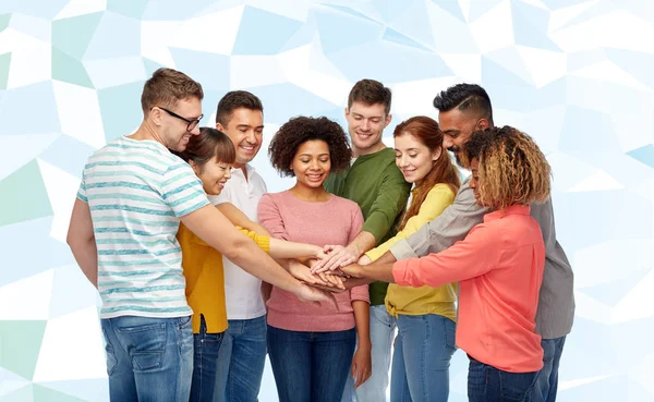 Grupo internacional de personas felices cogidas de la mano — Foto de Stock