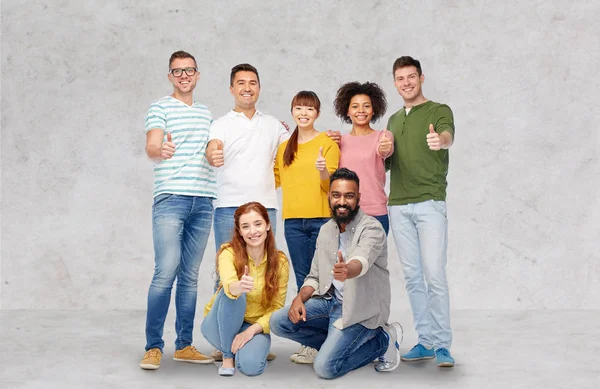 Grupo internacional de pessoas mostrando polegares para cima — Fotografia de Stock