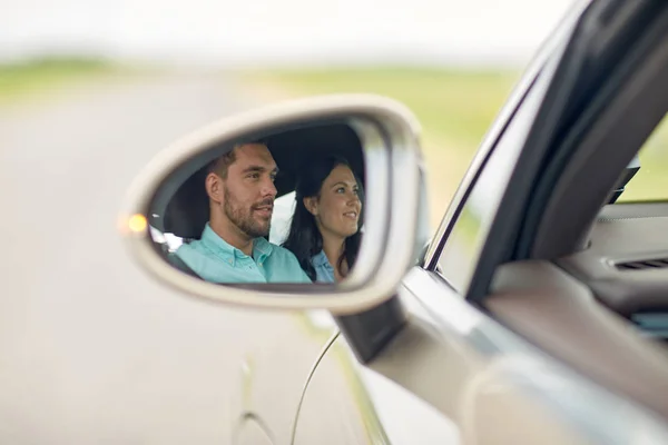 Бічне дзеркало відображення щасливої пари водіння автомобіля — стокове фото