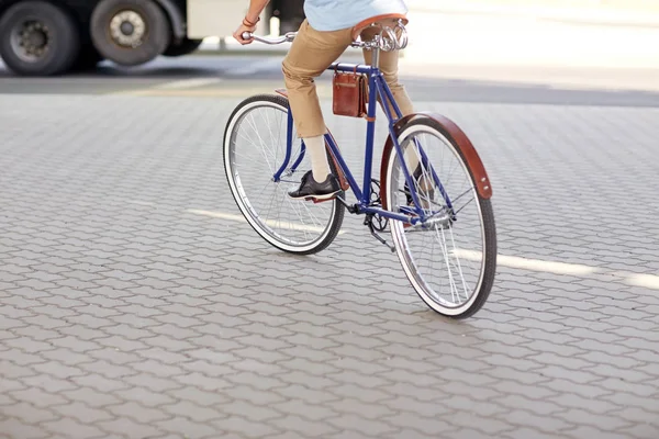 Hipster-Mann fährt Fahrrad mit festem Gang — Stockfoto