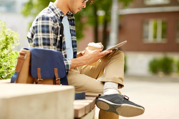 Homme avec tablette pc et café sur banc de rue de la ville — Photo
