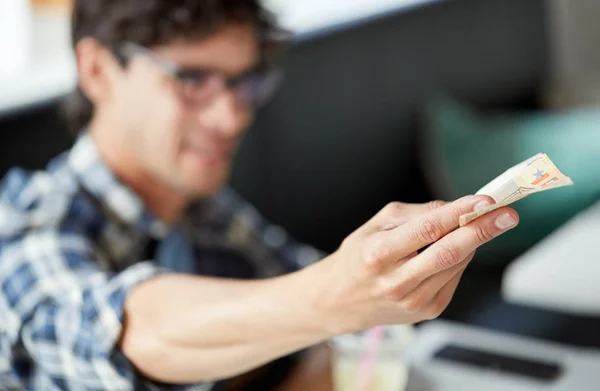 Happy man with cash money paying at cafe — Stock Photo, Image