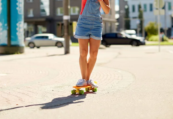 Adolescente ragazza in sella skateboard sulla strada della città — Foto Stock