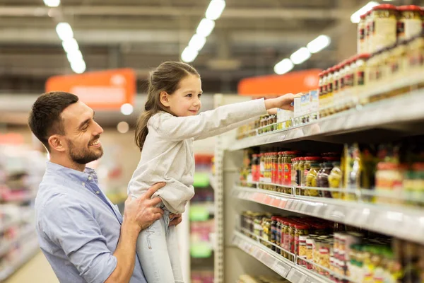Батько з дитиною купує їжу в продуктовому магазині — стокове фото