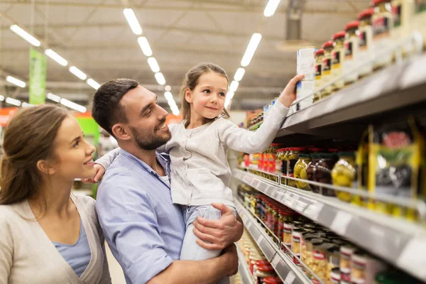 Szczęśliwa rodzina zakupu żywności w sklepie spożywczym — Zdjęcie stockowe