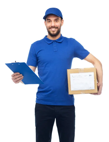 Pria pengiriman bahagia dengan kotak paket dan papan klip — Stok Foto