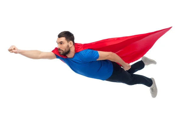 Людина в червоному супергеройському мисі літає в повітрі — стокове фото