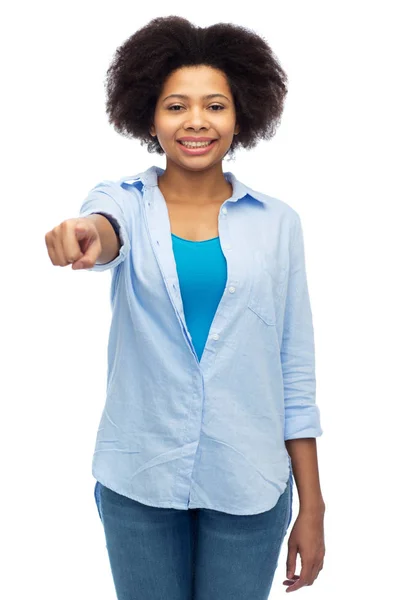 Mulher africana feliz apontando dedo para você — Fotografia de Stock