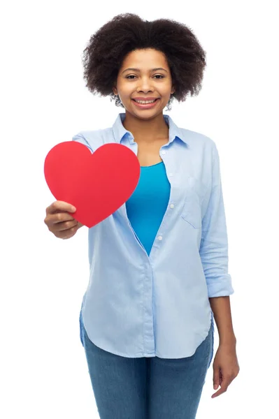 Szczęśliwy african american kobieta z czerwonym sercem kształt — Zdjęcie stockowe