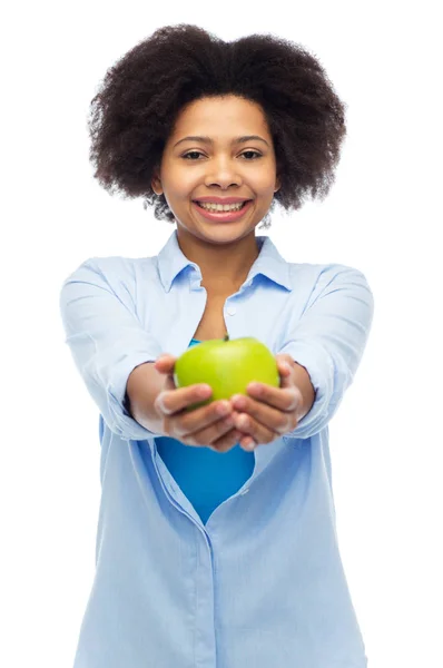 Mujer afroamericana feliz con manzana verde —  Fotos de Stock