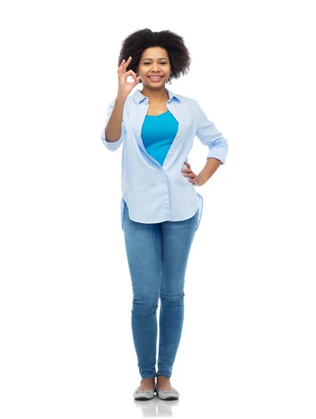 Onnellinen afrikkalainen amerikkalainen nainen osoittaa ok käsi merkki — kuvapankkivalokuva
