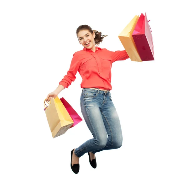 젊은 여자 쇼핑 가방 점프와 미소 — 스톡 사진