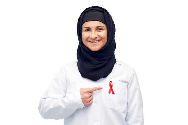 Médico muçulmano em hijab com fita de consciência vermelha — Fotografia de Stock