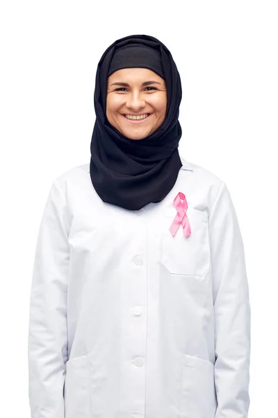 Medico musulmano con nastro di consapevolezza del cancro al seno — Foto Stock