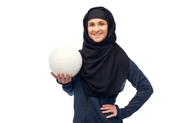Mulher muçulmana feliz no hijab com vôlei — Fotografia de Stock