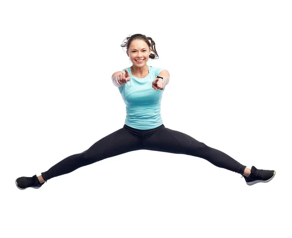 Glücklich lächelnde sportliche junge Frau springt in die Luft — Stockfoto