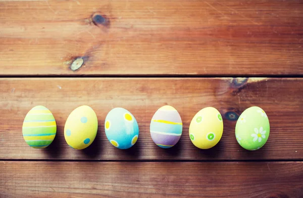 Renkli Paskalya yumurta ahşap yüzeyine yakın çekim Telifsiz Stok Imajlar