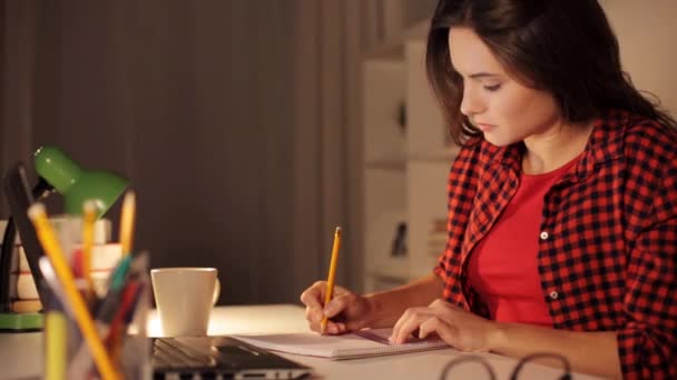 Estudante menina com notebook e calculadora em casa — Vídeo de Stock