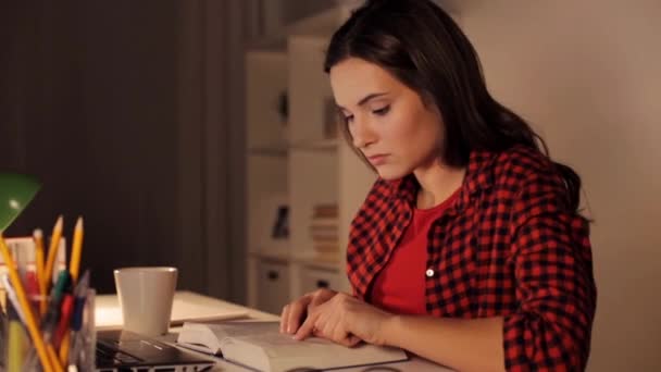 Estudiante niña o mujer leyendo libro en casa de noche — Vídeo de stock