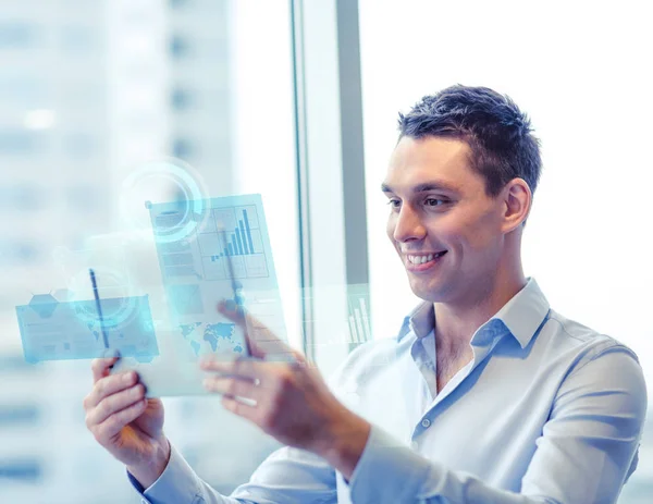 Sonriente hombre de negocios con tablet pc en la oficina —  Fotos de Stock