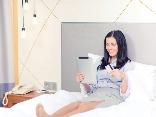 Mujer de negocios feliz con PC tableta en la habitación del hotel — Foto de Stock