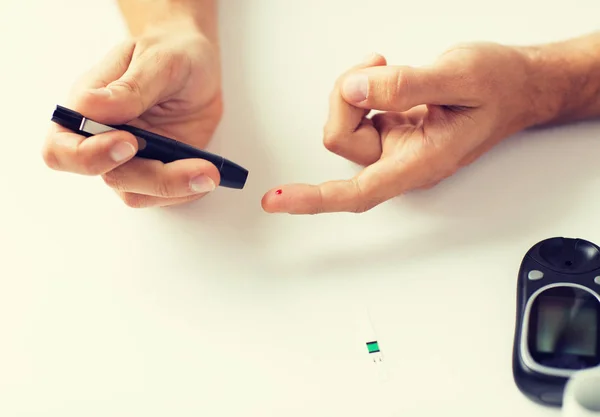 글루 코 미터 에 의한 혈당치를 검사하는 사람의 근접 사진 — 스톡 사진