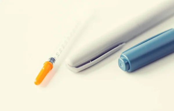 Primer plano de la pluma inyectable y la jeringa de insulina — Foto de Stock
