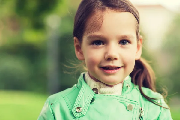 행복 한 아름 다운 작은 소녀 초상화 야외에서 — 스톡 사진