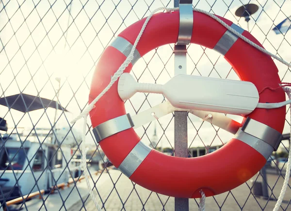 Спасательный круг над пришвартованными лодками на пирсе — стоковое фото