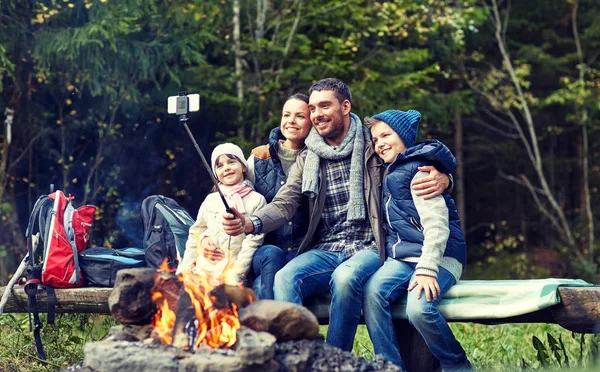 Famille avec smartphone prendre selfie près de feu de camp — Photo