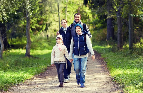 Famille heureuse avec sacs à dos randonnée — Photo