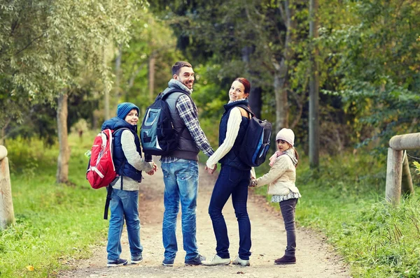 도보 하이킹 배낭과 행복 한 가족 — 스톡 사진