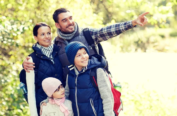 Lycklig familj med ryggsäckar vandring — Stockfoto