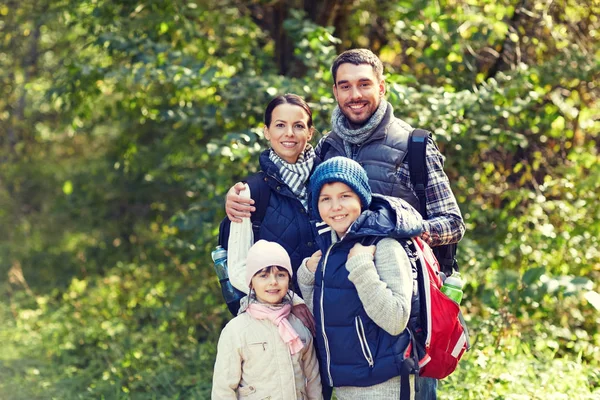 Famille heureuse avec sacs à dos randonnée — Photo