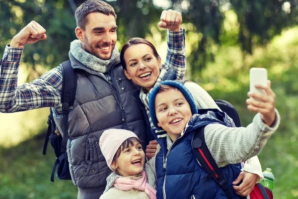 Família tomando selfie com smartphone na floresta — Fotografia de Stock