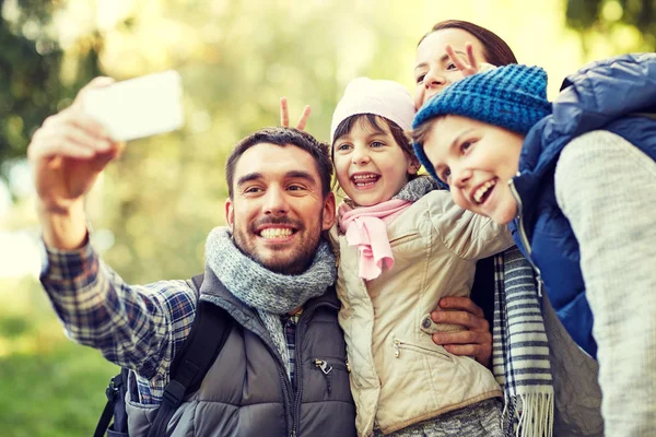 Rodinné pořizování selfie s smartphone venku — Stock fotografie
