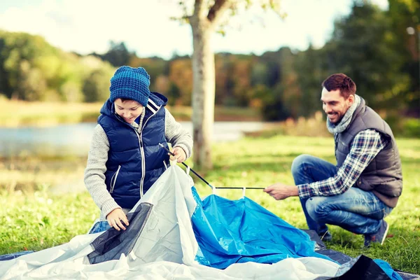 Lycklig far och son ställa upp tält utomhus — Stockfoto