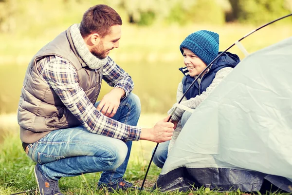 Glücklicher Vater und Sohn bauen Zelt im Freien auf — Stockfoto